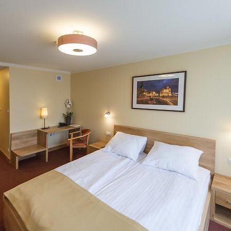 Hotel Gorzow ゴジュフ・ヴィエルコポルスキ エクステリア 写真