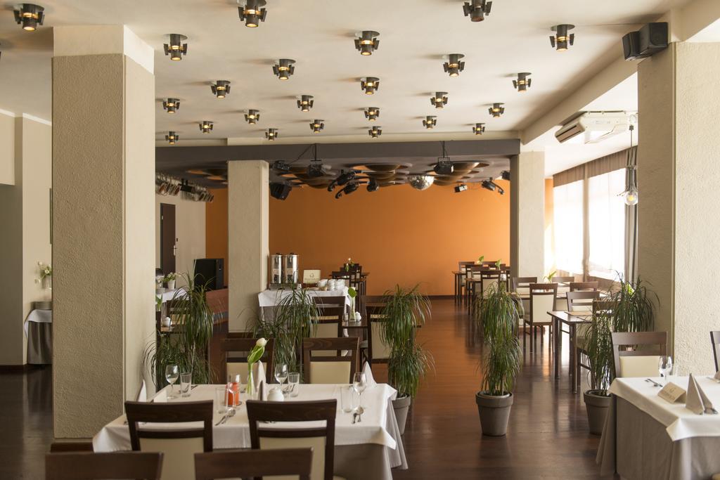 Hotel Gorzow ゴジュフ・ヴィエルコポルスキ エクステリア 写真