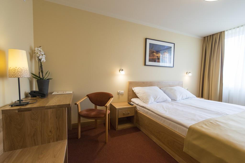 Hotel Gorzow ゴジュフ・ヴィエルコポルスキ エクステリア 写真