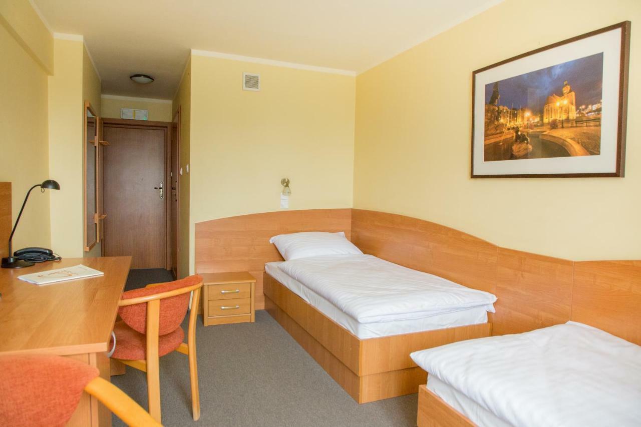 Hotel Gorzow ゴジュフ・ヴィエルコポルスキ エクステリア 写真