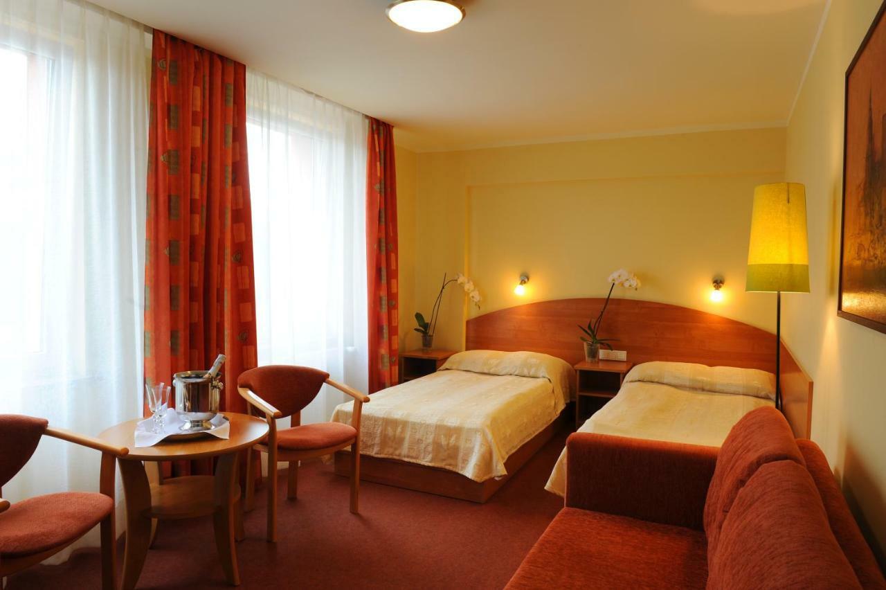 Hotel Gorzow ゴジュフ・ヴィエルコポルスキ 部屋 写真