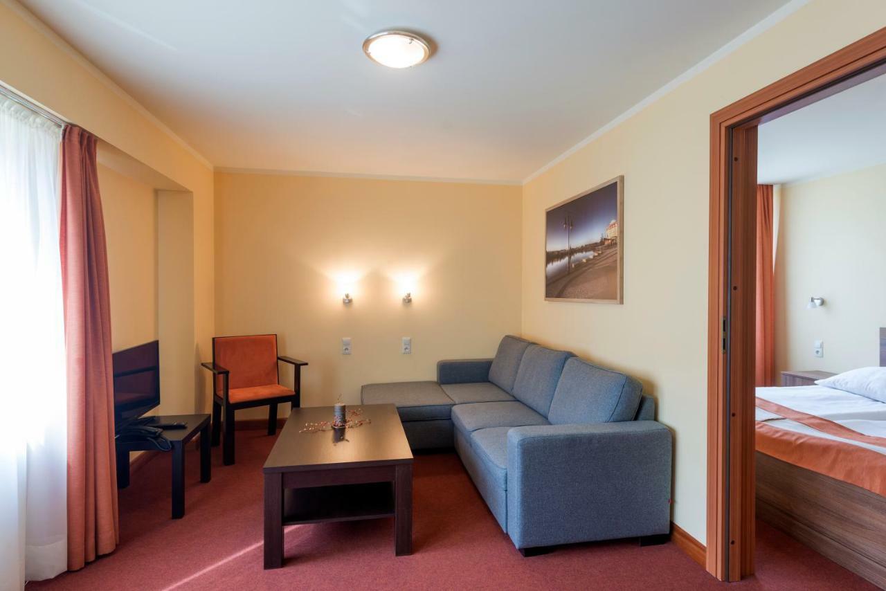 Hotel Gorzow ゴジュフ・ヴィエルコポルスキ エクステリア 写真
